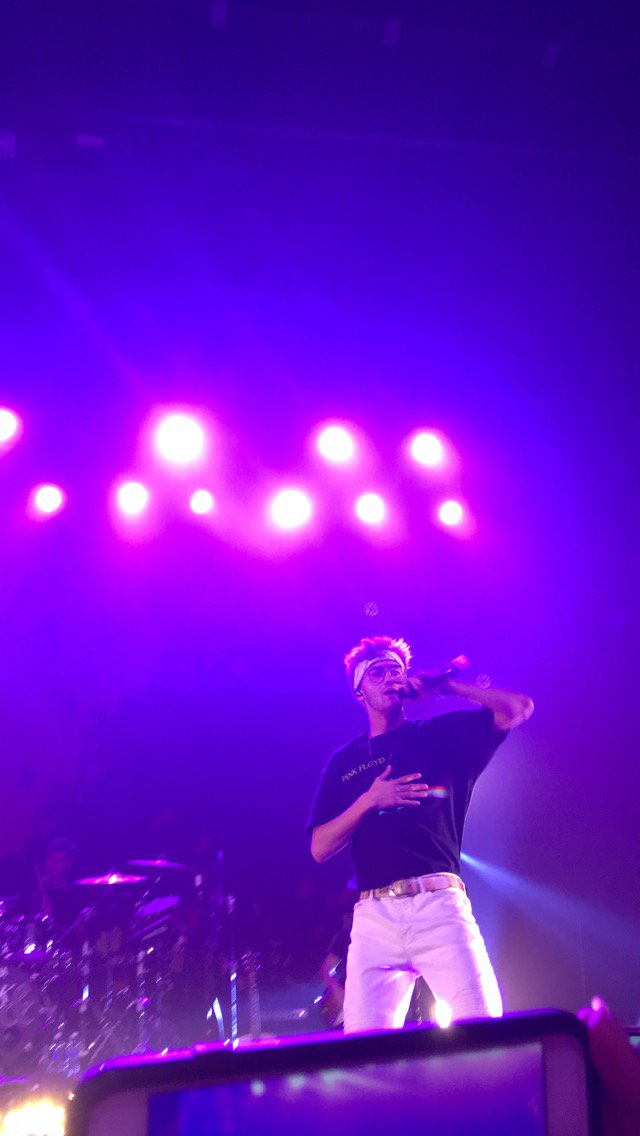 HoldOnHayleyy's tweet photo. Such a great view ❤️#falltour2017 (this was before I moved because I literally was being crushed and could not breathe). Tbh, I'm glad I decided to bail and go to the balcony because we were able to move freely up there and could still see them perfectly! I miss this night https://t.co/NW2c6rEBTI