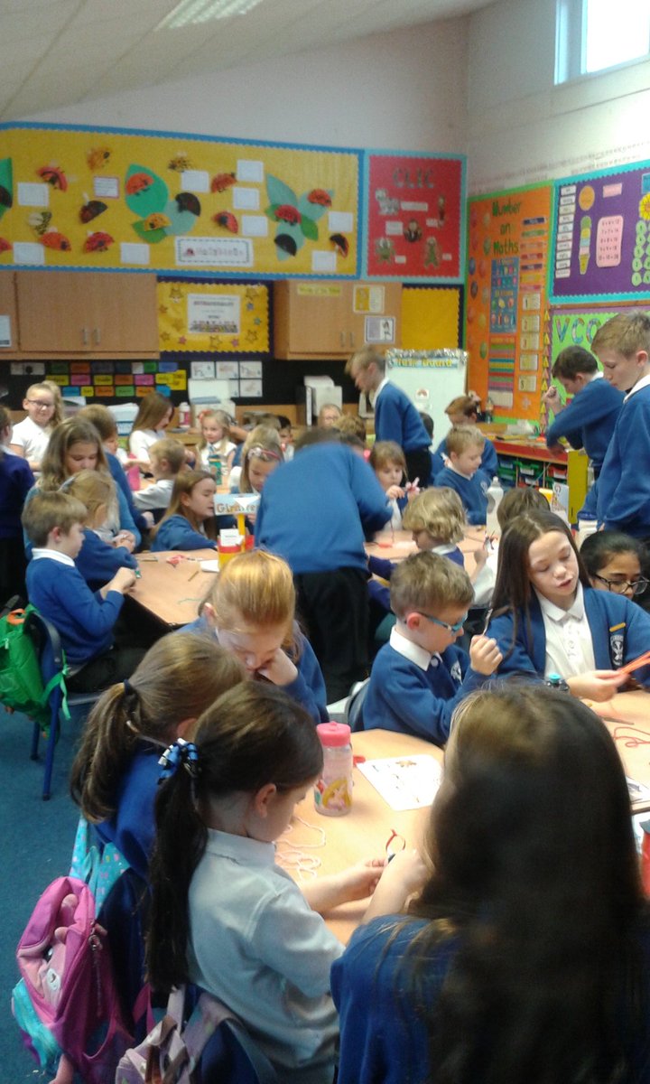 MissQuinn14's tweet photo. A big thank you to our P7's who came to help us make Christmas decorations. https://t.co/AYO9aCvhdn