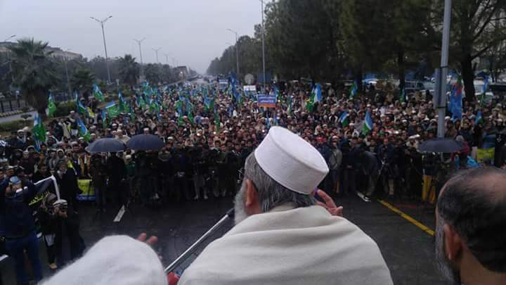 Khawaja32679795's tweet photo. فاٹا لانگ مارچ باب خیبر تا اسلام آباد پارلیمنٹ کے سامنے امیرجماعت اسلامی پاکستان سنیٹر سراج الحق باب خیبر سے آنے والے فاٹا لانگ مارچ سے خطاب کررہے ہیں
#GO_FCR_GO https://t.co/0wInwBCqtP