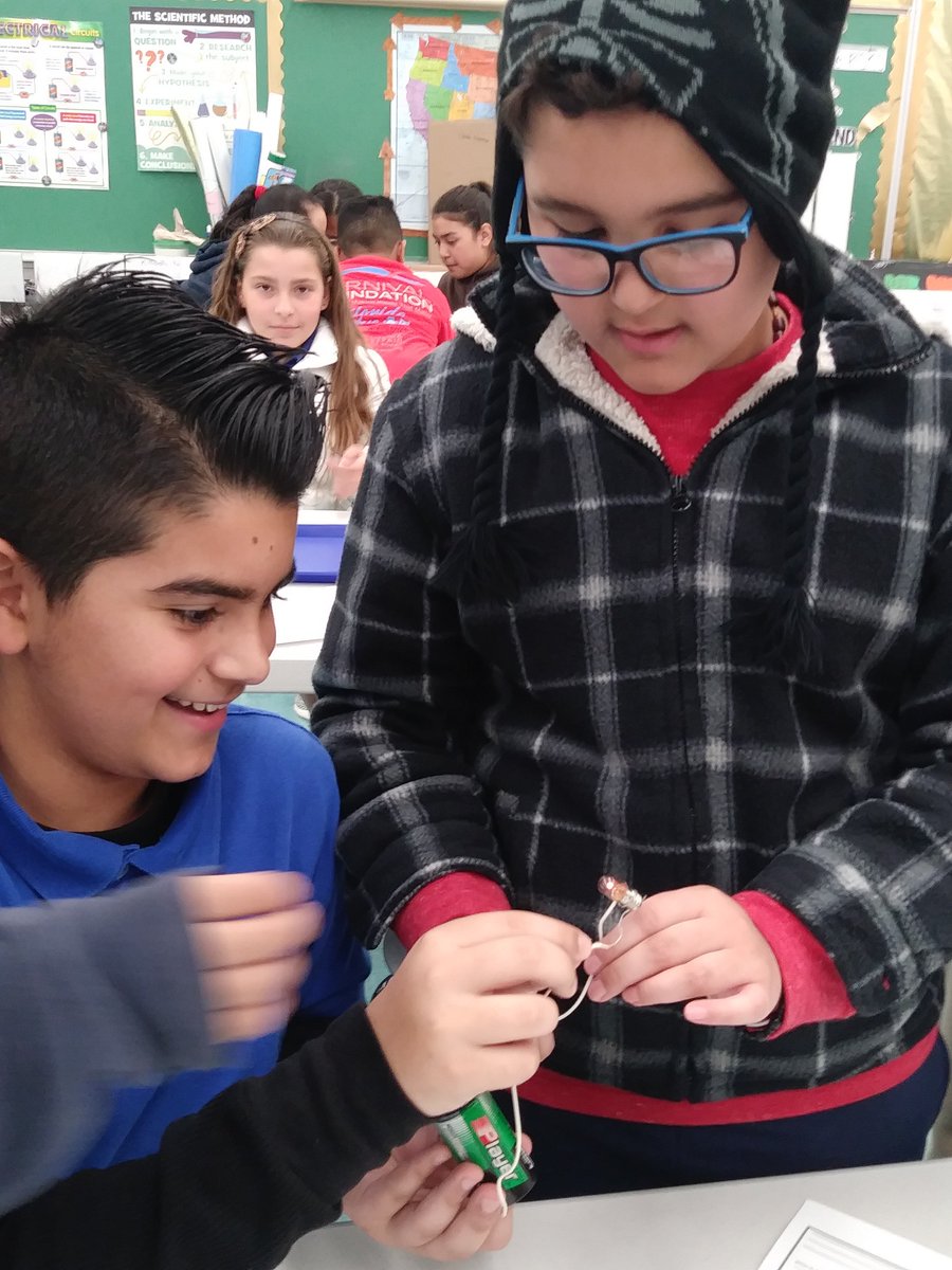 We're ELECTRIFIED in the Science Lab! <a href="/RECSBulldogs/">Riverside Bulldogs</a> @MiamiSup