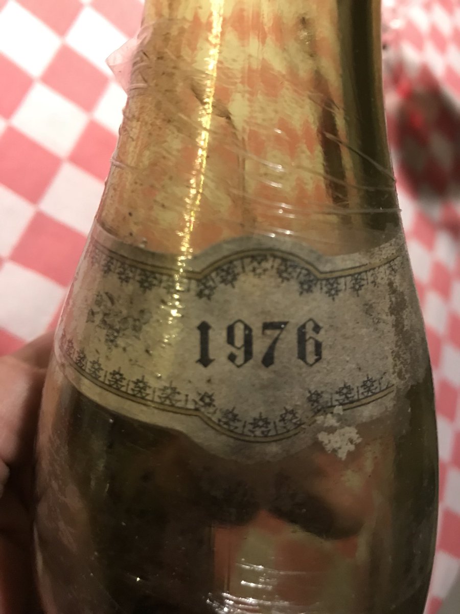 Enjoying a wonderful 1976 Corton Renardes Maillard Pere &amp; Fils. IndianSummer...lang leve het 🍊sinasappelschilletje!! #Corton #Burgundy #Wine