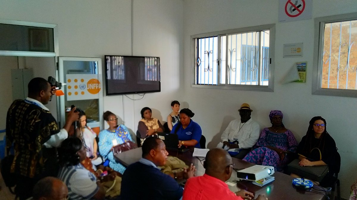 VincentVLNV's tweet photo. 2ème activité de la journée : visite par la délégation parlementaire d'@EPF_Pop_Dev du centre #BlueEcoute dans la Bluezone de Kalium. Présentation par @CamaraChawa Responsable du Centre #JeunesseAutonome #SR #RAPO17 https://t.co/qlv6xrKHex