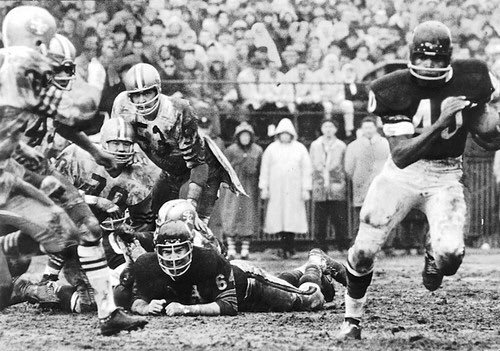 Super70sSports's tweet photo. Today in 1965, Gale Sayers scores six touchdowns against the 49ers at Wrigley Field, including taking a punt to the house. Too bad fantasy football hadn't been invented yet. https://t.co/aZ2isFIi7C