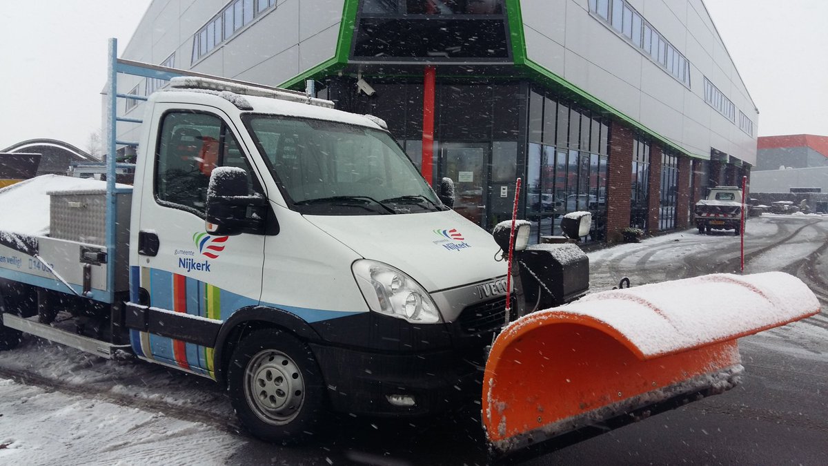 De strooiwagens gaan weer de weg op en ondernemen actie om de wegen berijdbaar te houden. 
We strooien o.a. hoofdverkeerswegen, wijkontsluitingen, busstrook. 
LET OP: (vooral) fietspaden kunnen glad zijn door opvriezende delen.  #gladheidgemNijkerk
bit.ly/2juuevP