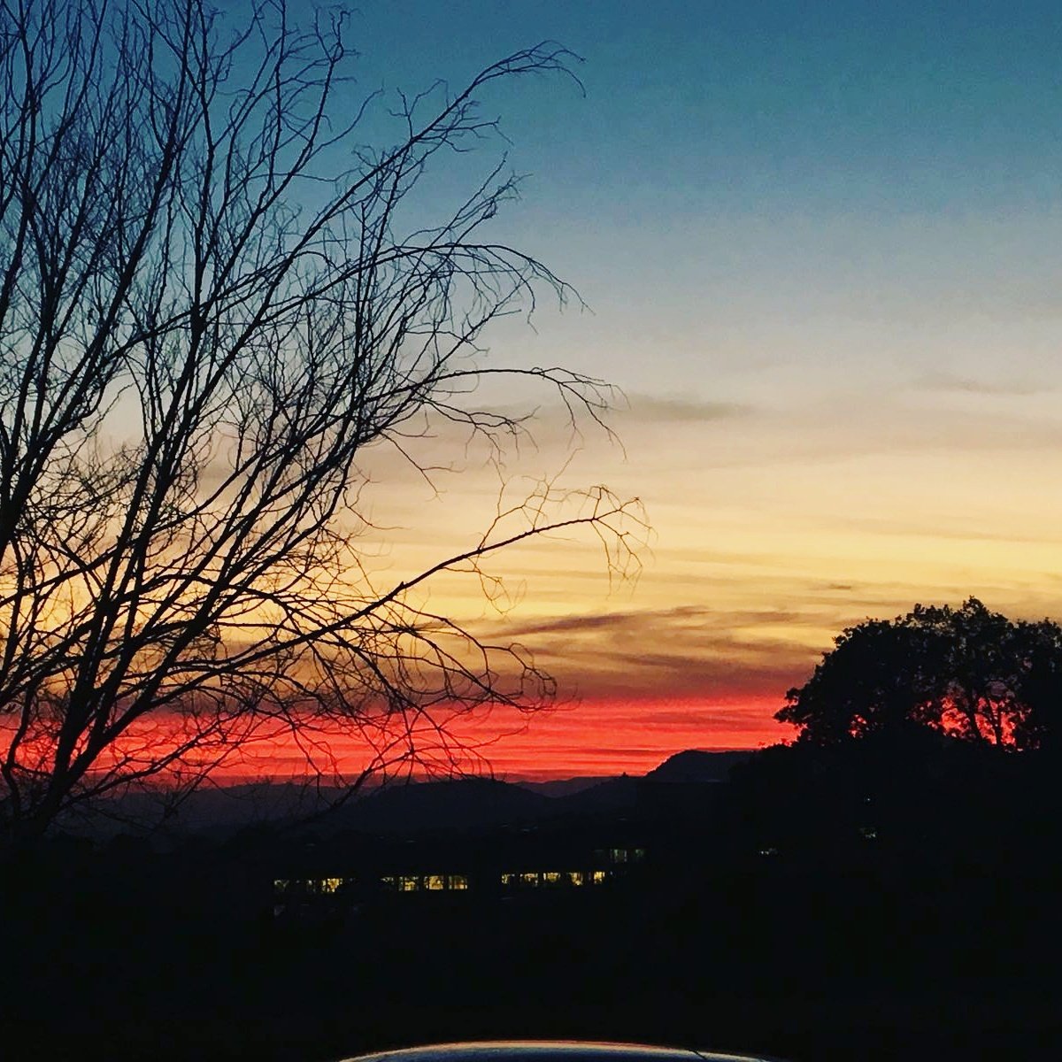 euncet's tweet photo. La bonica línia entre el dia i la nit! 🌓
#Euncet #SócEuncet #Paisatge #Universitat  #UPC https://t.co/KOAZ1V0fA8