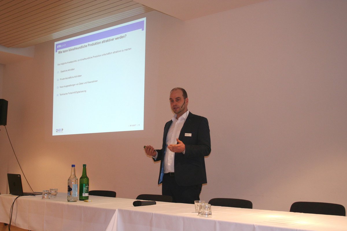 RobertFinger1's tweet photo. Klimafreundliche Nahrungsmittelproduktion kann und sollte attraktiv werden. Artikel im @SchweizerBauer zu meinem Referat an der #Agrocleantech Tagung @sbv  https://t.co/dmbO181QA6 https://t.co/6xk5dEVQYm