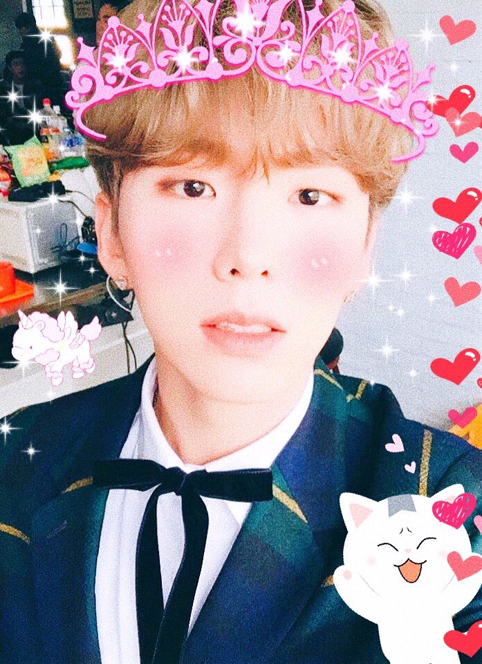 gordiesoftbot's tweet image. he always sends me selcas when I’m trying to cook-.- 

#monbebeselcaday