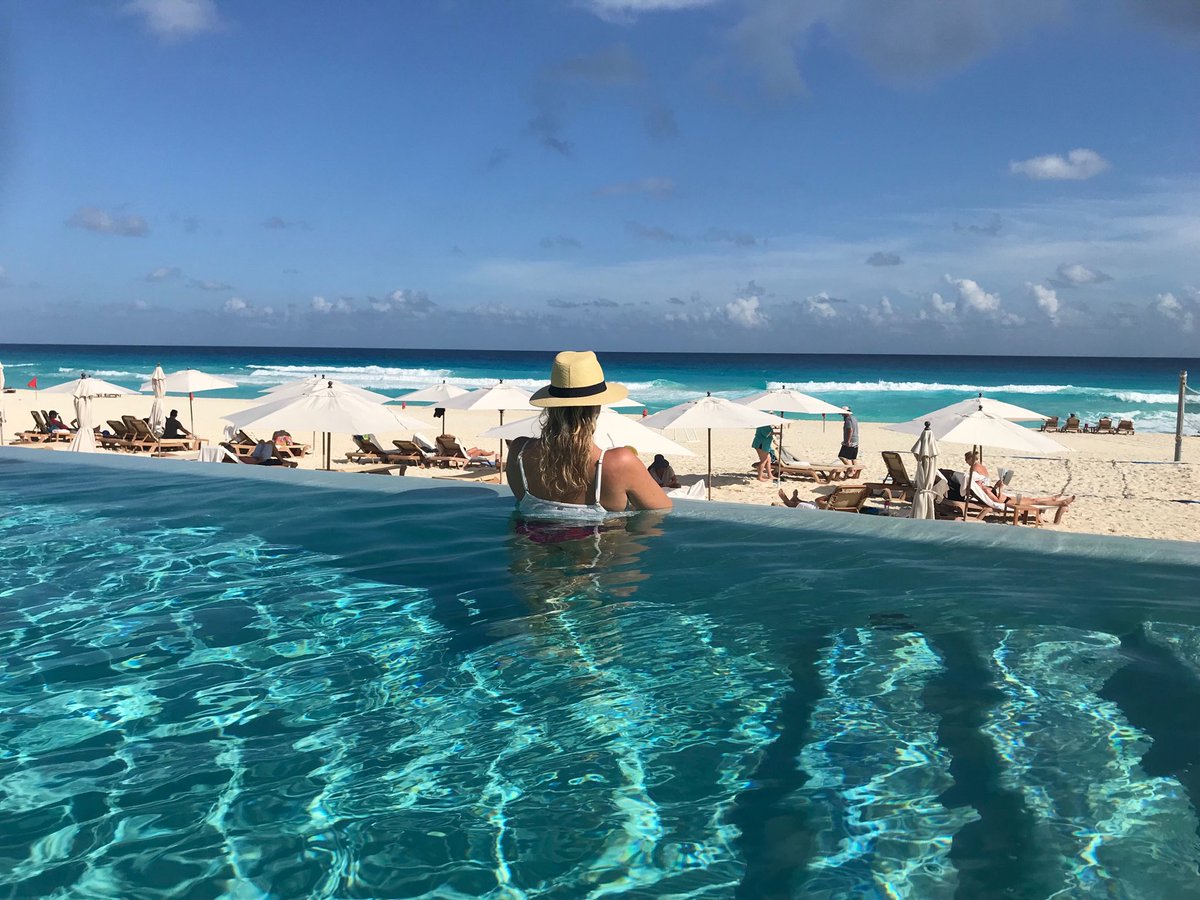 AlexLeeMedia's tweet photo. Dreaming of better weather on the dreary Tuesday #noworries #thatwaterthough #CancΓΊn πππ§ https://t.co/N7BR2aSbwX