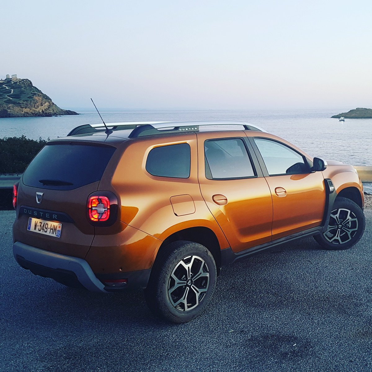 Za nami je dolg testni dan v Grčiji z novim dacia dusterjem. Vec o avtu v cetrtek, za zdaj pa cene: osnovni duster v Sloveniji za 13, zacetni dizel za 14 in osnovni 4x4 duster za 15 tisocakov. Vec kmalu na <a href="/SiolNEWS/">SiolNET Novice</a> <a href="/SiolAVTOMOTO/">SiolNET Avtomoto</a> <a href="/RenaultSI/">Renault Slovenija</a>