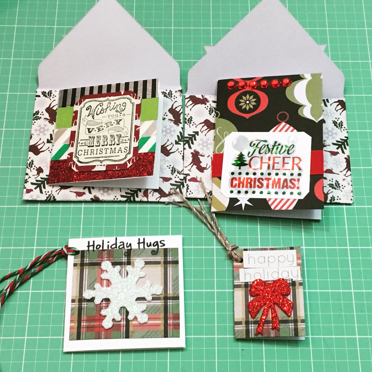 DiyWright's tweet photo. What do you do with your leftover holiday paper? I make mini holiday cards! Want to know what I use them for? Go and read today’s blog post! 
 https://t.co/r4Wks9xWMo https://t.co/RQICCtiJ2g
