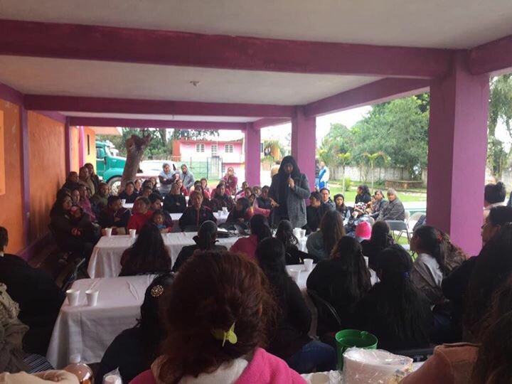 CoorRegVincPVEM's tweet image. @pamelaortegaMd en compañía de @YuriLopezMora y @amservin , representante de @mtvVer, visitaron a la Alcaldesa Electa de Coacoatzintla Alma Maravert y otras 120 mujeres para celebrar una plática sobre lo importante que es el empoderamiento de la mujer y la equidad de género.