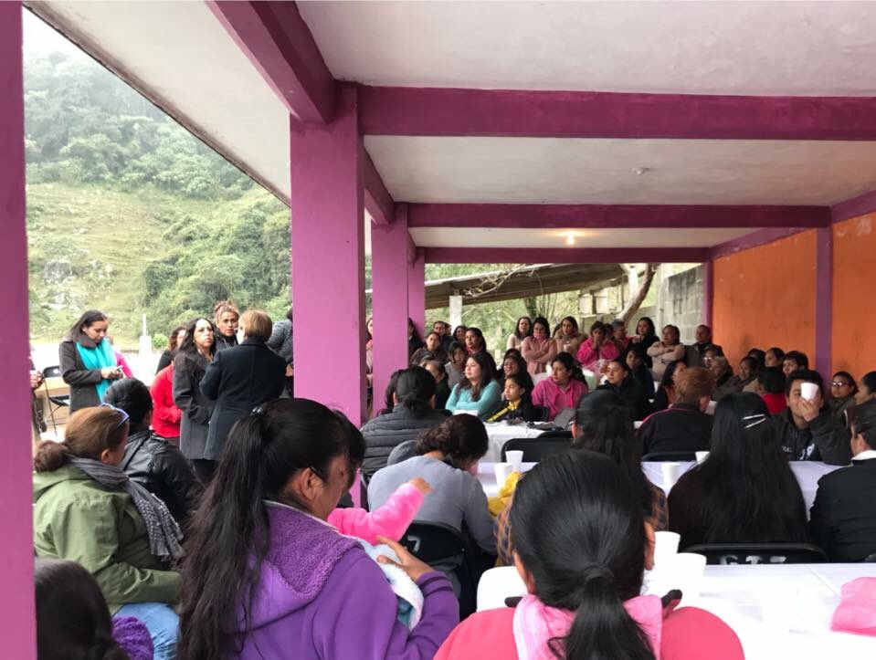 CoorRegVincPVEM's tweet image. @pamelaortegaMd en compañía de @YuriLopezMora y @amservin , representante de @mtvVer, visitaron a la Alcaldesa Electa de Coacoatzintla Alma Maravert y otras 120 mujeres para celebrar una plática sobre lo importante que es el empoderamiento de la mujer y la equidad de género.