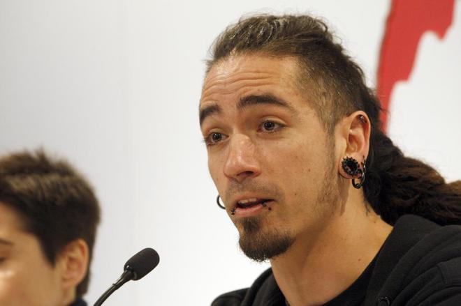 AlfonsoRojoPD's tweet photo. El primero es el okupa homicida, el segundo el legionario asesinado, el tercero es el abogado exetarra que defiende al facinerosos y el cuarto, el de la coleta, fue quien acudió a apoyar al primero en 'Ciutat Morta' https://t.co/1aR8I5gVbh https://t.co/Bnexp4kuDX