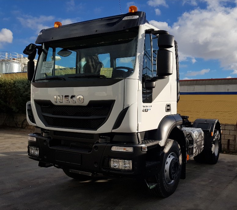 Revolsa recibe 4 cabezas tractoras para montar los equipos hidráulicos, esta vez hemos invertido en 3 unidades Ivecos trakker 4x2 y 1 unidad mas Mercedes Arocs 4x4 . Estan unidades incorporaran bañeras Montenegro. El próximo mes de Enero de 2018.