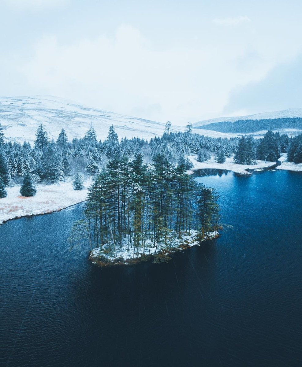 DiscoverCymru's tweet image. Epic drone shot taken in the Brecon Beacons by @cooperexplores. 

Elliot features in our 2018 calendar: discovercymru.co.uk/shop #wales #breconbeacons