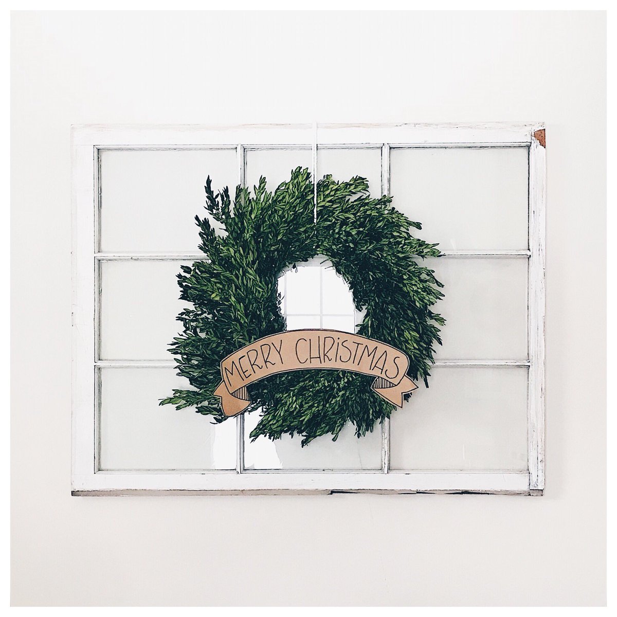 michellewes10's tweet photo. {Wreath}
This is my all-time favorite Christmas decoration in my home.
#MyCozyWinterHome #wreath #idhtbptbb #tistheseason #ohwhatfun #christmas #countdown https://t.co/IHfFEJpgwR
