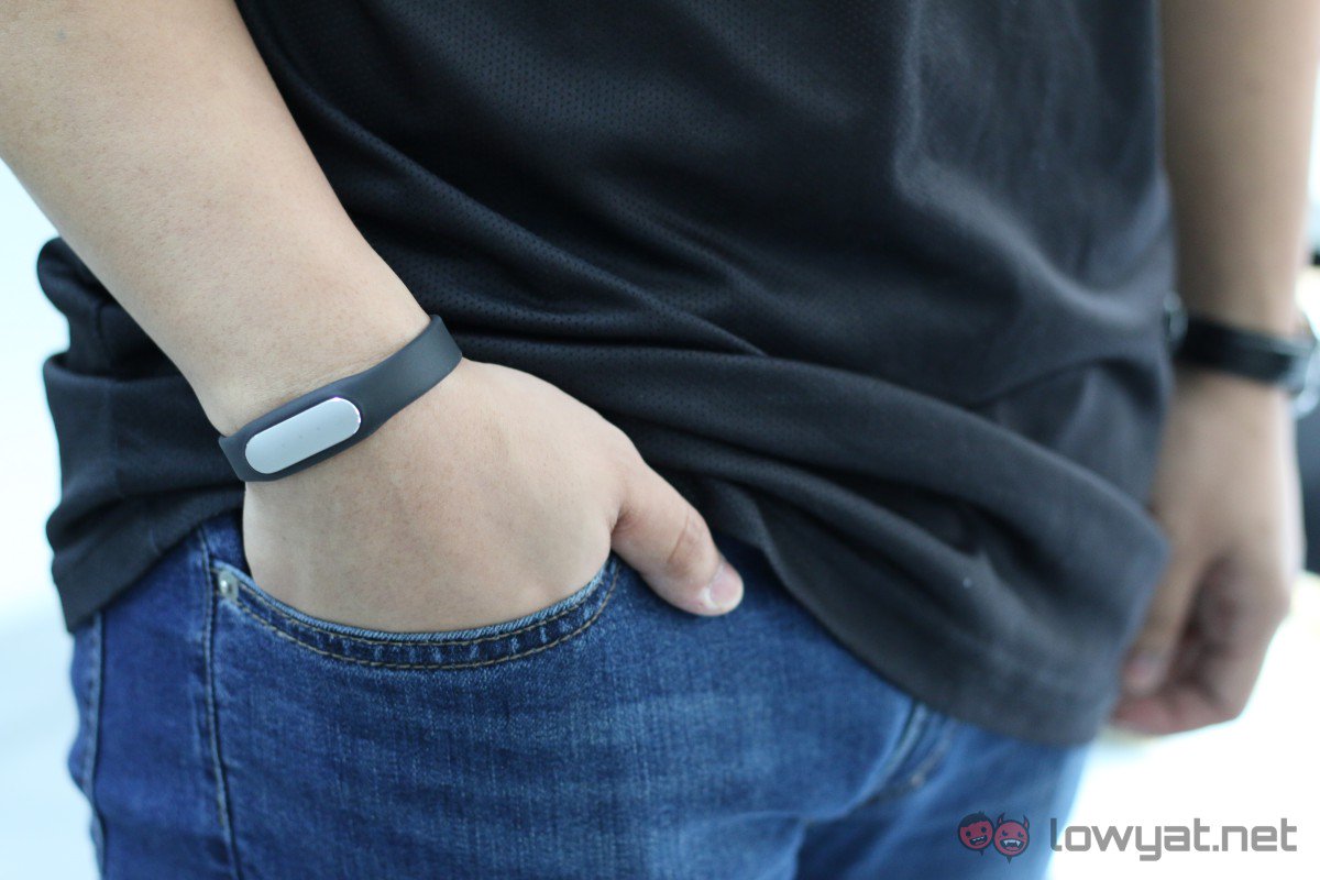 LowyatNET's tweet photo. Looking for a fitness band? @xiaomimy's #MiBandPulse is going for only RM39 now https://t.co/lCohkPtVhm https://t.co/fzg44hLRAi