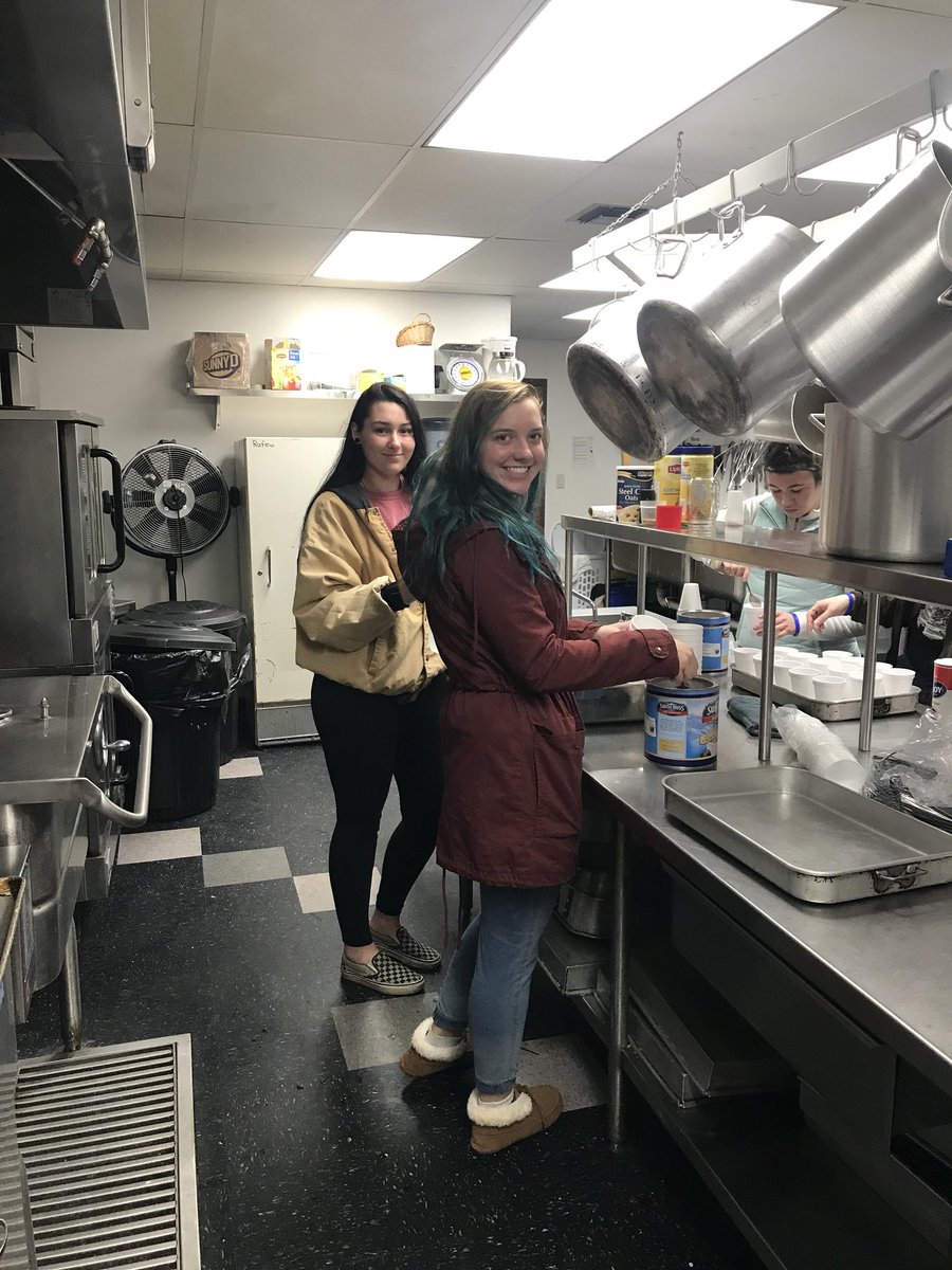 MissTempleNPHS's tweet photo. Picture overload...my students helped 5,000 people eat on Thanksgiving, and gave presents to over 1,000 kids for Christmas #newpalproud https://t.co/xc68by3LO0
