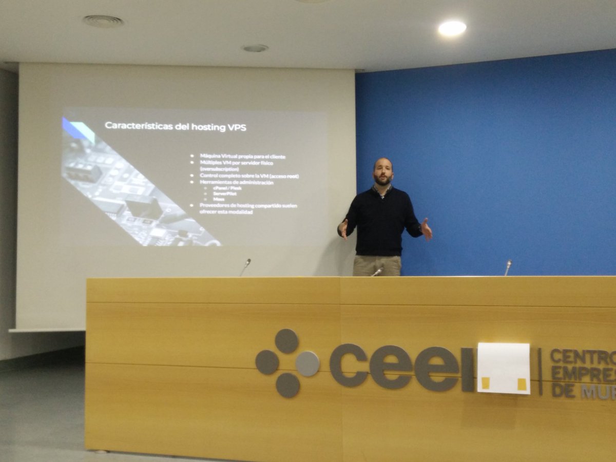 'El VPS se queda a medio camino entre el hosting compartido y el servidor cloud, y la tendencia va a ir a la baja frente a las otras dos' <a href="/fjrosmunoz/">Fran Ros</a> en <a href="/WpMurcia/">WordPress Murcia</a> #WPMurcia