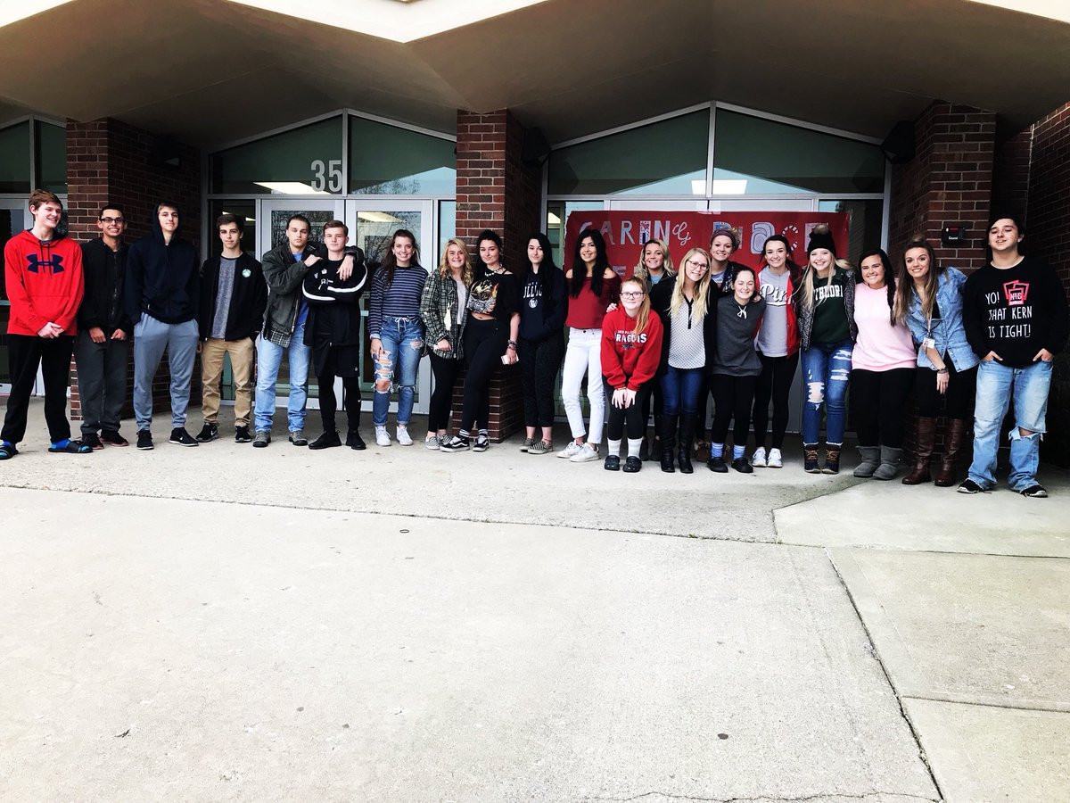 MissTempleNPHS's tweet photo. Picture overload...my students helped 5,000 people eat on Thanksgiving, and gave presents to over 1,000 kids for Christmas #newpalproud https://t.co/4GOD8lY6qj