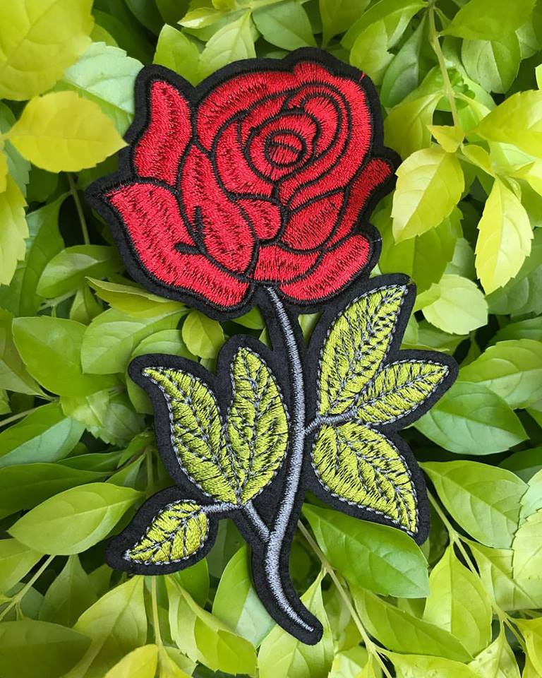 h1_copilot's tweet photo. Trae tu chamarra, jeans o mochila, The Darks Co. te los puede personalizar con sus pins y patches - ¡desde corazones, rosas, hasta caguamas! 🍻 Directamente en el #NUMArket Navideño de la #IndustriaCreativa https://t.co/SUEqr7K5bz #TechCenterCDMX from @facebook https://t.co/Aew7VM2U4V