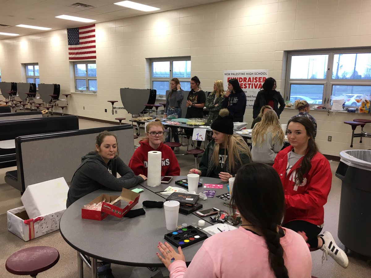 MissTempleNPHS's tweet photo. Picture overload...my students helped 5,000 people eat on Thanksgiving, and gave presents to over 1,000 kids for Christmas #newpalproud https://t.co/fx3MyxgGWr