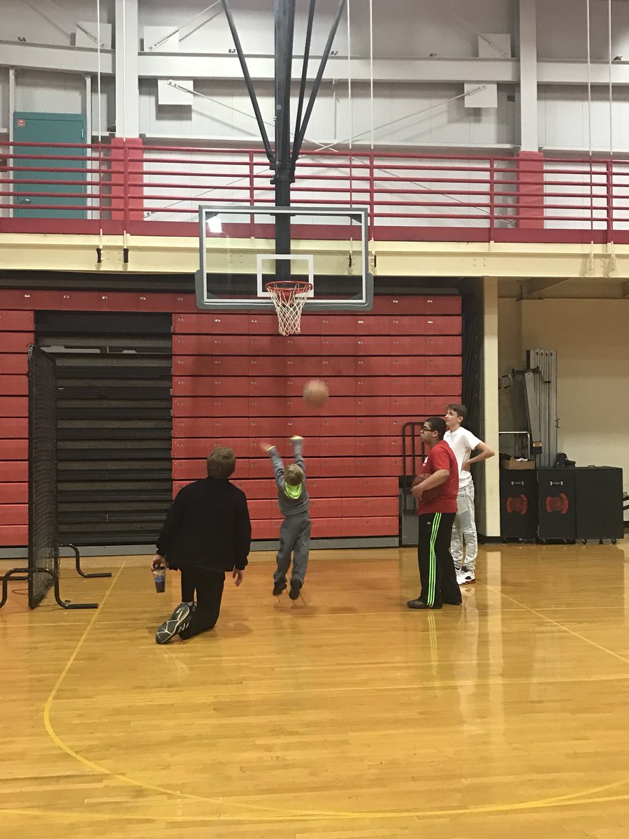 MissTempleNPHS's tweet photo. Picture overload...my students helped 5,000 people eat on Thanksgiving, and gave presents to over 1,000 kids for Christmas #newpalproud https://t.co/p2vFdG73cb