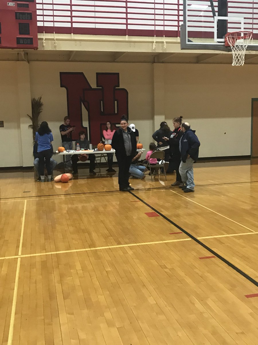 MissTempleNPHS's tweet photo. Picture overload...my students helped 5,000 people eat on Thanksgiving, and gave presents to over 1,000 kids for Christmas #newpalproud https://t.co/p2vFdG73cb