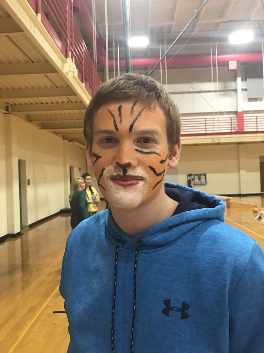 MissTempleNPHS's tweet photo. Picture overload...my students helped 5,000 people eat on Thanksgiving, and gave presents to over 1,000 kids for Christmas #newpalproud https://t.co/kez35Syua2