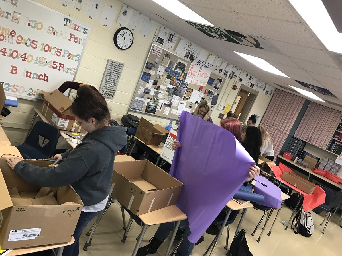 MissTempleNPHS's tweet photo. Picture overload...my students helped 5,000 people eat on Thanksgiving, and gave presents to over 1,000 kids for Christmas #newpalproud https://t.co/4oqsG7Q5SI