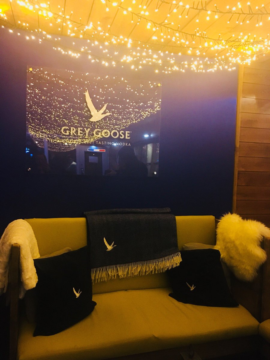 hattyjwood's tweet photo. Highly recommend @theraeburn @GreyGooseUK #GreyGooseFestiveHoose #Cosy #WinterWarmer #Edinburgh #ECW17 https://t.co/UE6ZNfOBEs
