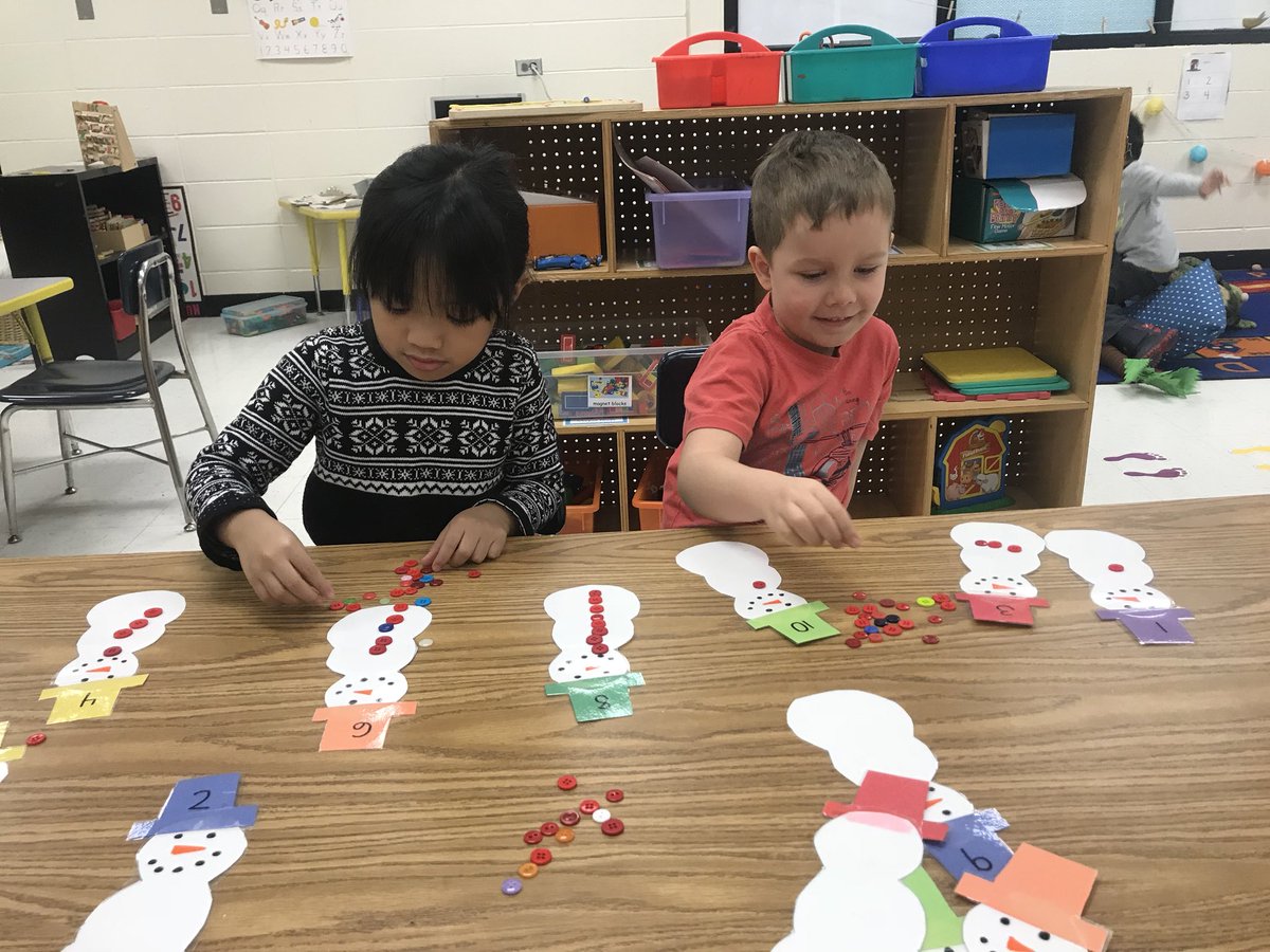 MsBeckyNedzaK's tweet image. Snowman games! #countingfun