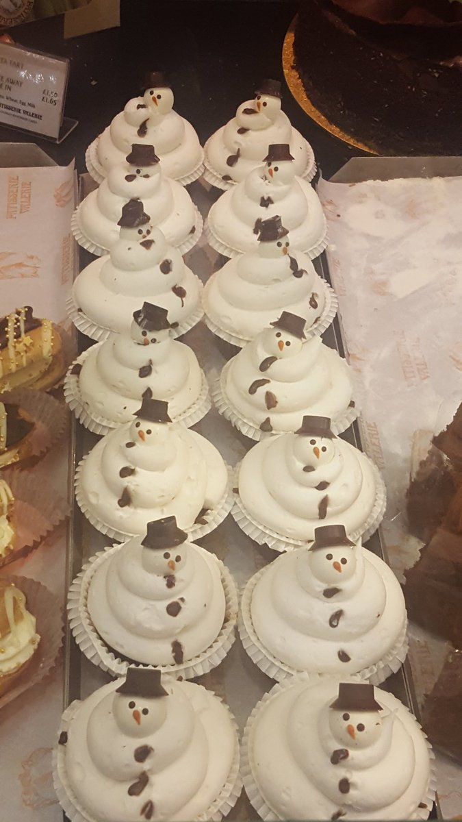 Thesz19's tweet photo. Snowman cupcakeS https://t.co/NZQyUIgotX