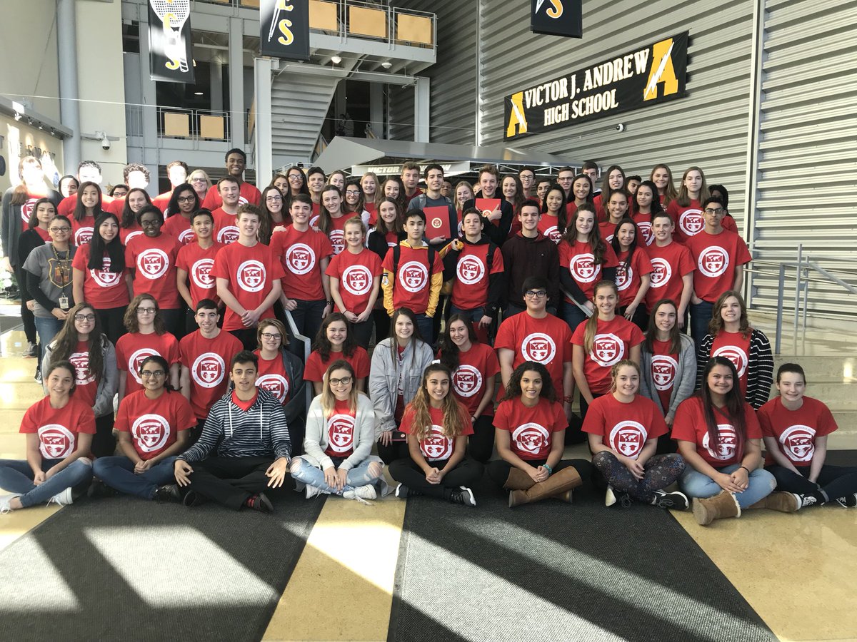 mdlvd230's tweet photo. Felicidades a la nueva clase de la Sociedad Honoraria Hispánica. #SHHVJA https://t.co/etXTAvXiau