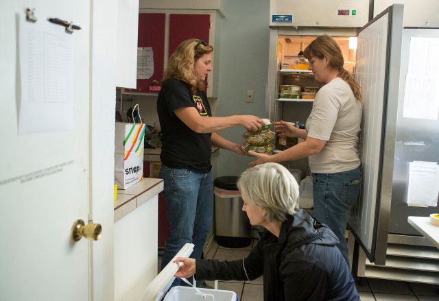 ATXStartsHere's tweet photo. Delivering food to someone in need is a powerful thing: https://t.co/ZKvbnvVQSn #ATX #KeepAustinFed #ATXCharity https://t.co/wDtnqLhmPq