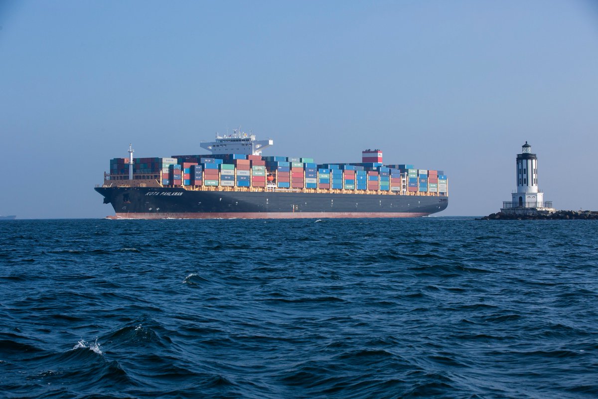 PortofLA's tweet image. #PortofLA set a new record for highest monthly container volumes, processing 924,225 TEUs in November. bit.ly/POLATEUs