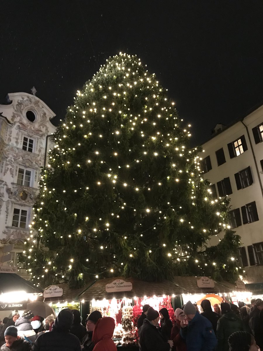 BallesJean's tweet photo. Christkindlmarkt in Innsbruck bei Schneefall. https://t.co/cPjRupU43B