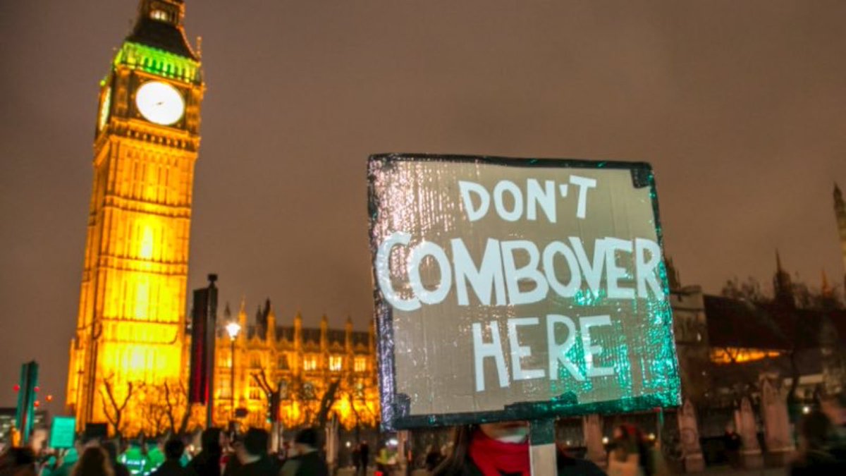 BlythTait's tweet image. UK anti Trump visit activists, best slogan yet 😂🇬🇧 #ukhumour