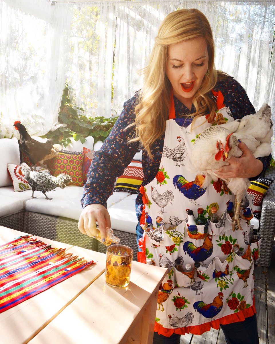 drinkwchickens's tweet image. The @fluffylayers Egg Collecting Apron...also handy for collecting tiny bottles of booze. 🤷‍♀️
#fluffylayers #drinkingwithchickens #ad