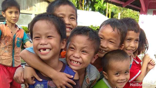 Potret Keceriaan Wajah Anak-anak Nias Selatan detik.id/VqbE4a via <a href="/detik_foto/">detikFOTO</a>