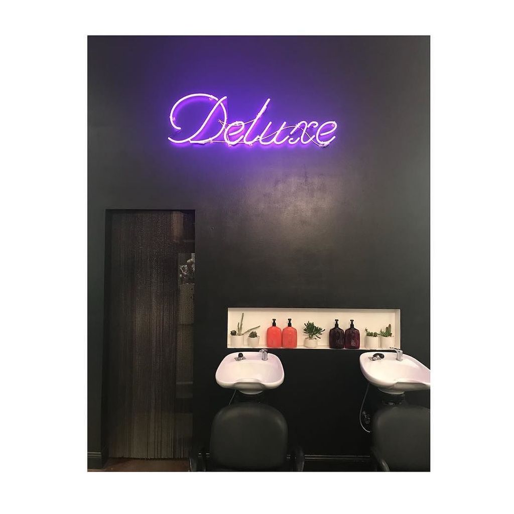 HairNerds04's tweet photo. Deluxe is LIT! 💡💡💡 #allnightlong #neon #hairselfie #deluxewilliamsburg #deluxeselfie https://t.co/NxsYULnsFq
