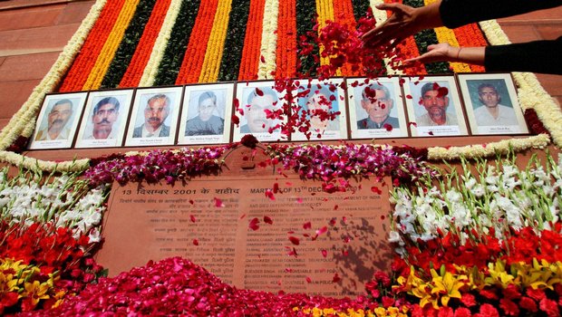 DDNewslive's tweet photo. Gone but not forgotten, India remembers her martyrs: Today in 2001, 8 security personnel and a civilian lost their lives in the #ParliamentAttack in New Delhi https://t.co/FDxqEuM4Lo