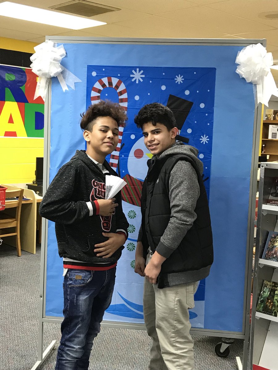 Yarixa1522's tweet image. #Flhornets #bookfairfun #mykiddoshavingfun #lovetolearn