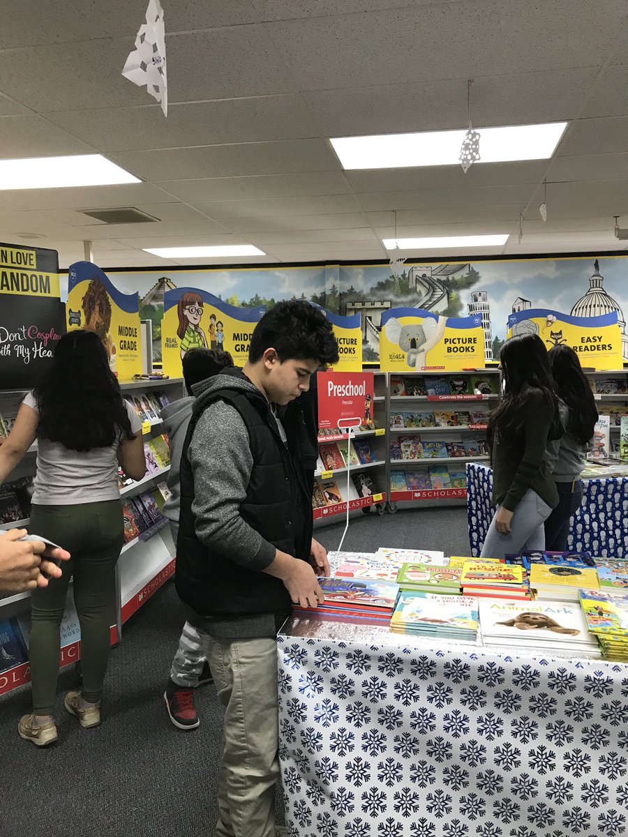 Yarixa1522's tweet image. #Flhornets #bookfairfun #mykiddoshavingfun #lovetolearn