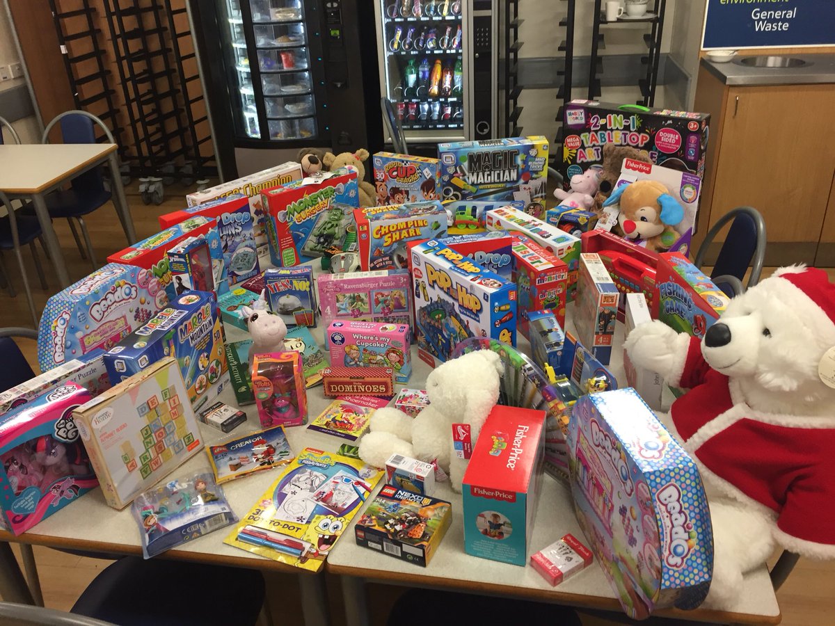 ShellvanSv's tweet image. Launceston Tesco colleagues fundraised and donated toys to Derriford hospital children’s ward for Christmas @Tesco_SouthWest @GallioGary @Derriford_Hosp
