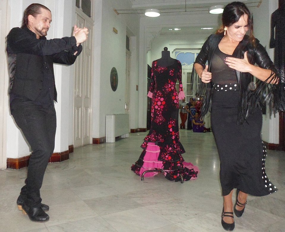 _MariaJuncal's tweet photo. Os dejo un poquito de la Exposición "María Juncal, más allá del flamenco" en #LaHabana. ¡Precioso homenaje al intercambio entre  @FAmordedios y el proyecto A Compás Flamenco!  https://t.co/xv84v6AZqM
#ACompásFlamenco #KareliaCadavidAlvarez https://t.co/vz015wPRsC