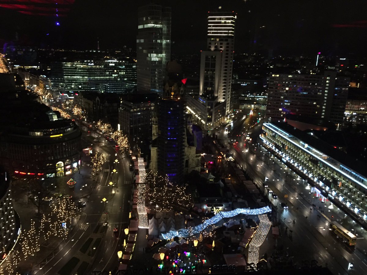 sdobmeier's tweet photo. Lasst es  krachen, all ihr lieben funky people @FunkeBerlin 🎉🍾🎊 #weihnachtsfeier #puroskylounge #partywithaview https://t.co/rdMMGgm8S9