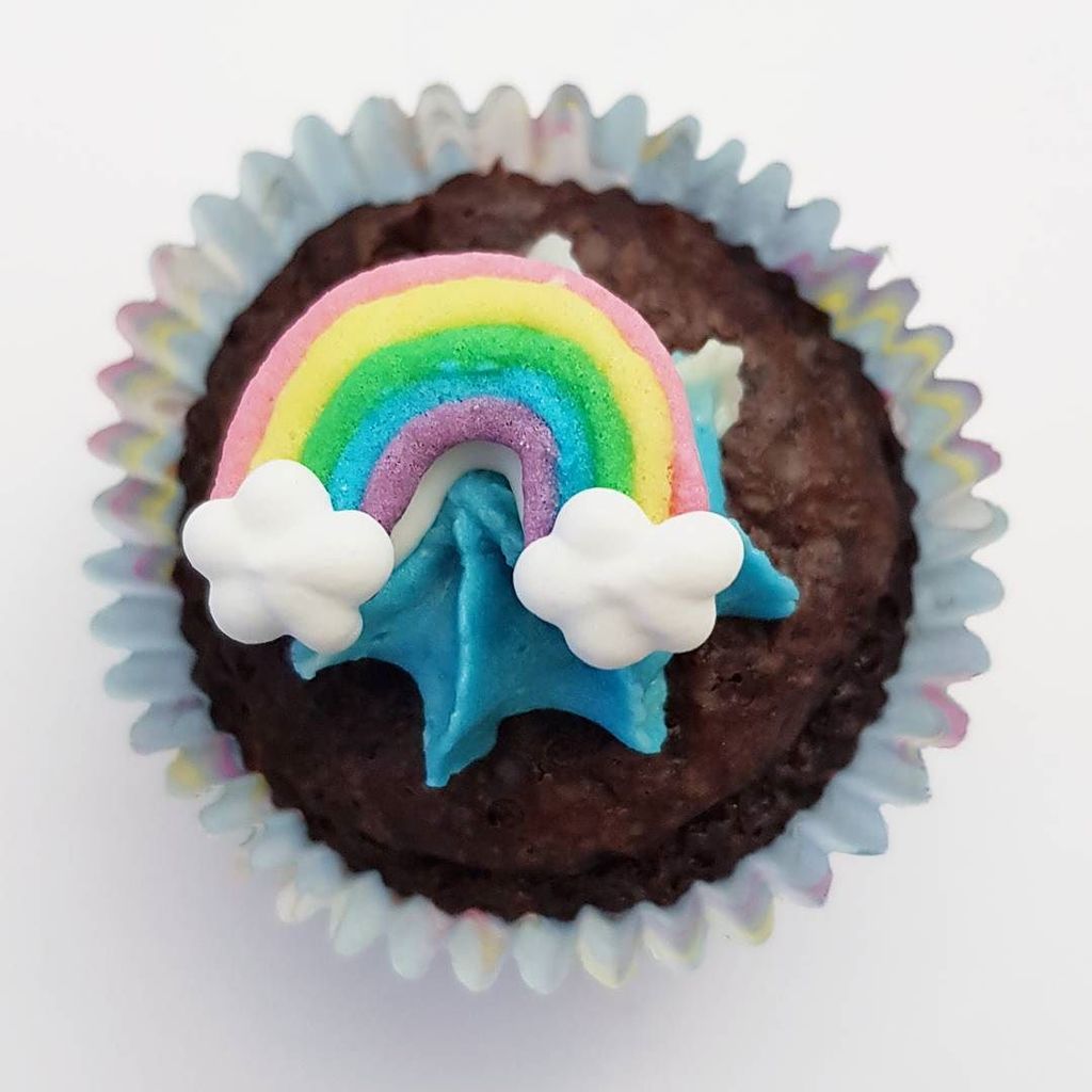 SaritLovesLife's tweet photo. Ständig Süßkram im Büro! Schlimm ist das!
.
.
#foodporn #foodstagram #instafood #cupcakes #sweets #rainbow #followtherainbow #minicupcake #gönndir #TrustAgents https://t.co/Jym0bilLr5 https://t.co/LcKtL49DVi