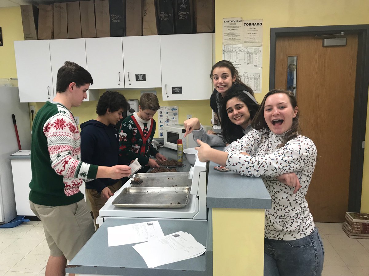 govtgoddess83's tweet image. How many students does it take to make cookies -FREE cookies. Cookies,Cocoa &amp;amp; Cramming Thursday! #bethere @SeckmanHigh @SeckmanStuco @Toddscottfoxc6 @seckmangnome