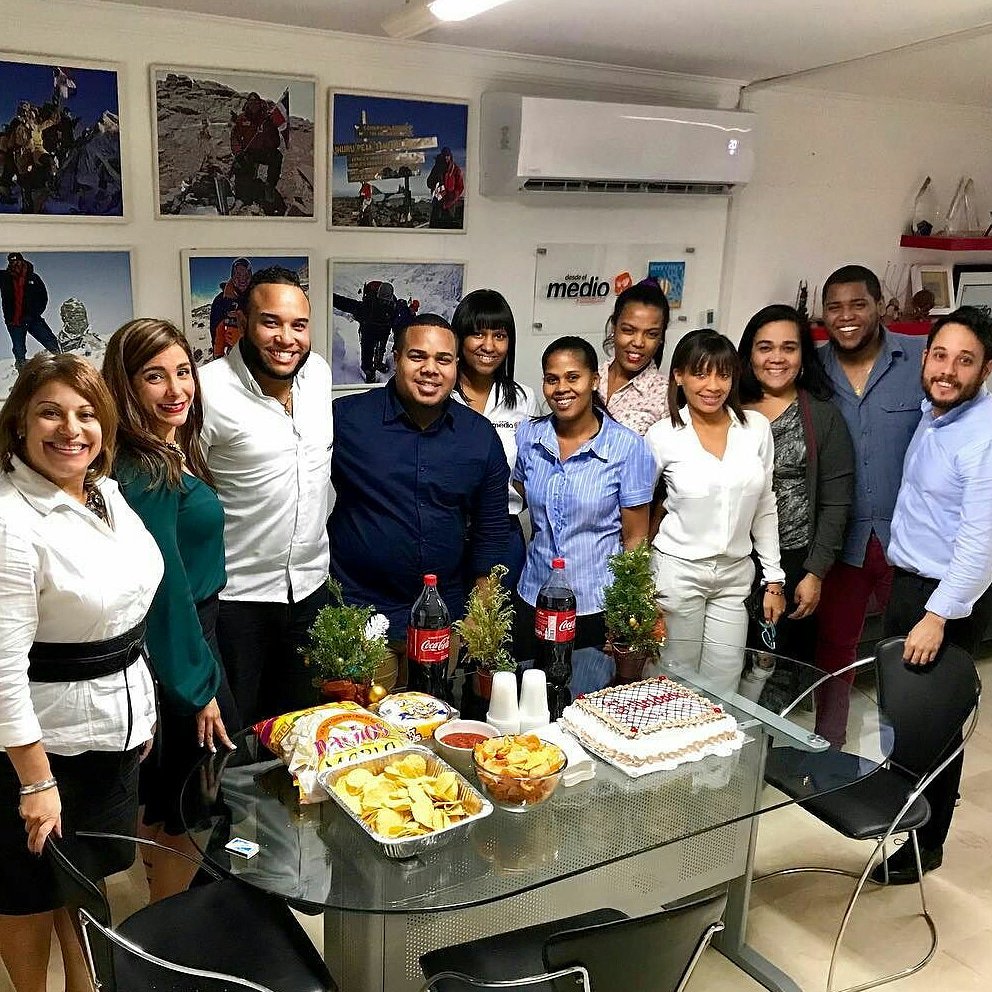 desdeelmedio's tweet photo. Celebrando el cumpleaños del Segio Nova el más joven del equipo pero uno de los más queridos! 🎂🎁🎉
#FelizCumpleaños #GrupoDEM #ToursDEM #ServicioAlCliente https://t.co/MqxQXbXUNP